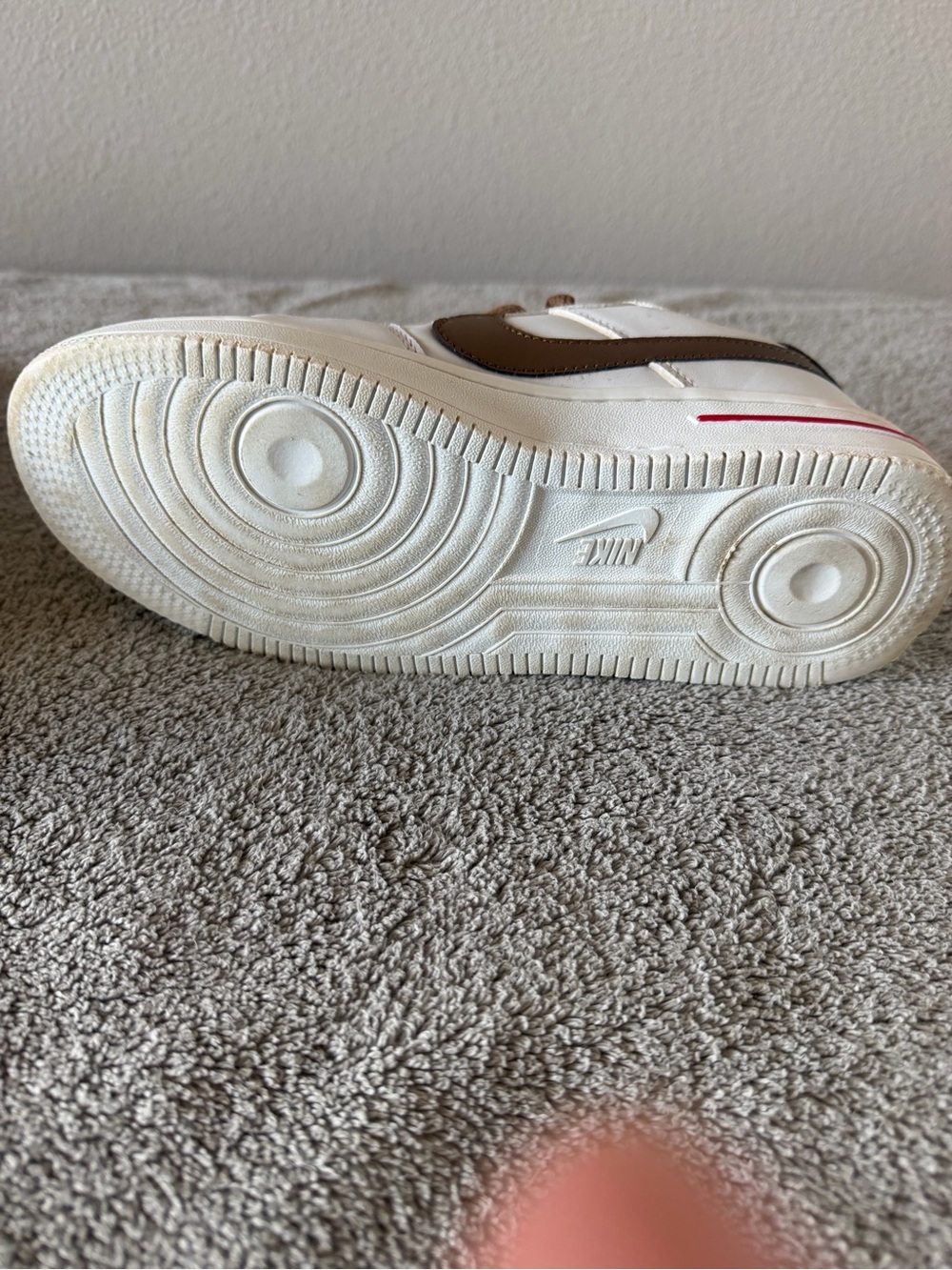 Nike White and Brown Low-Top Sneakers with Red Accent - Picture 5 of 11